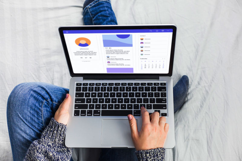 Ordinateur portable affichant une interface web