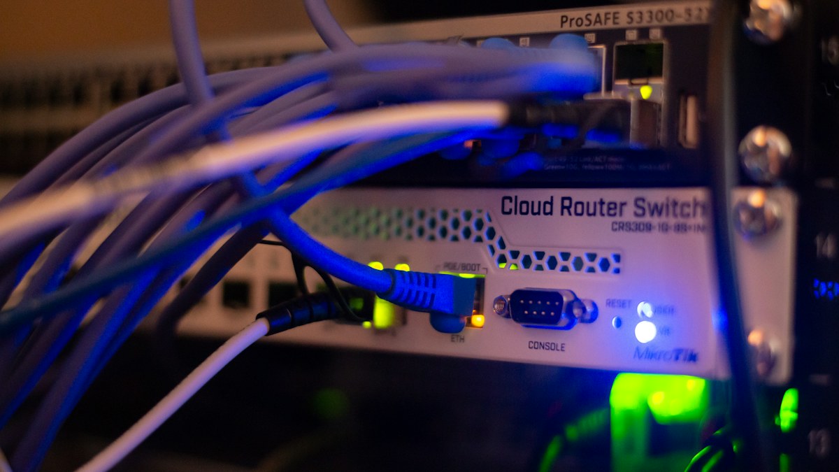 Câbles Ethernet connectés à des équipements réseau