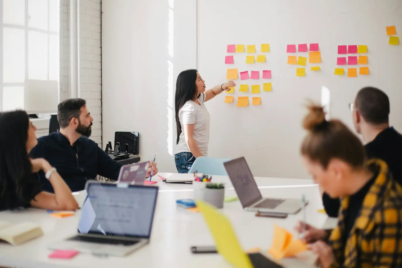 Workshop in front of a whiteboard